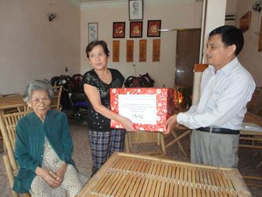 Thăm và tặng quà quà đối tượng chính sách Người có công tại các huyện, thành phố trong tỉnh